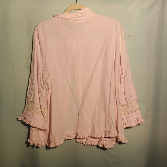 Vintage-Inspired Pink Button-Down Blouse with Crochet Lace Trim - Picture 4 of 4